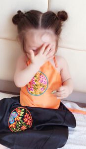 Yếm Đào Cho Bé Gái Giá Sỉ – Thời Trang Dễ Thương Và Tiện Lợi